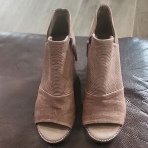 Elegant Tan Peep-Toe Heeled Boots